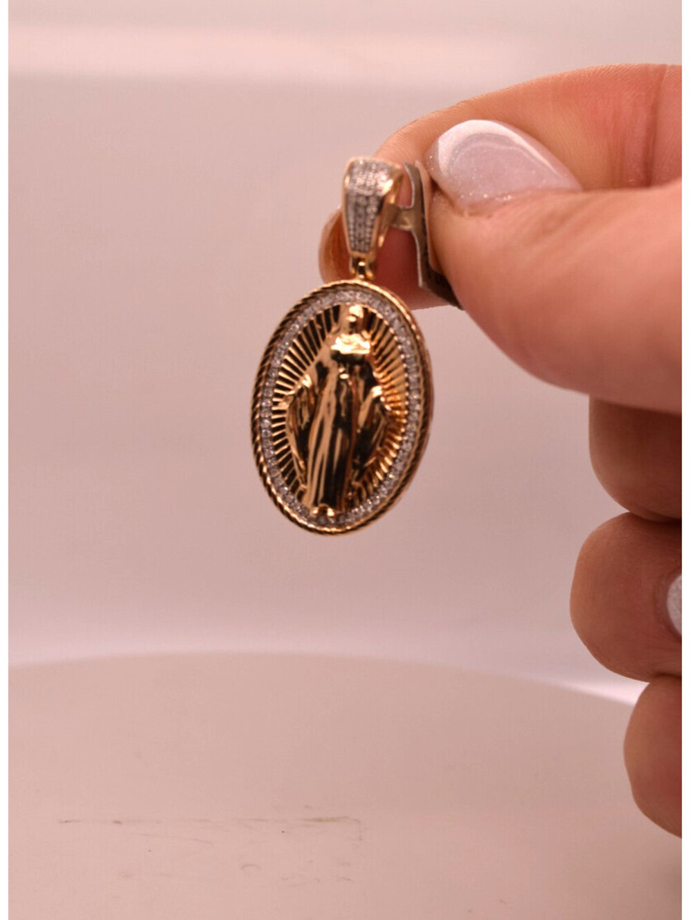 10K YELLOW GOLD MOTHER MARY PENDANT .17 TCW